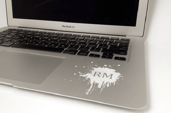 macbook-und-andere-elektronische-geraete-gravieren-lassen-berlin-falke