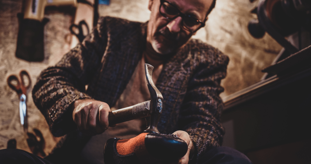 Reparatur am Schuh