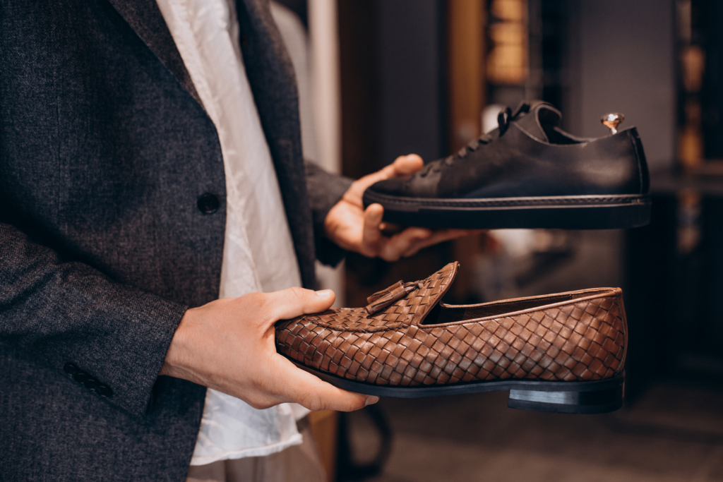 Die-psychologischen-Effekte-des-Tragens-gut-gemachter-Schuhe-min